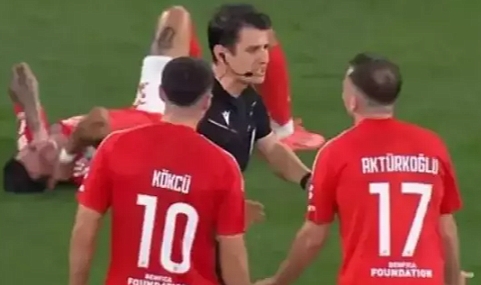 Şampiyonlar Ligi'nde İptal Edilen Gol Üzerine Kerem Aktürkoğlu'nun Hakemle Tartışması