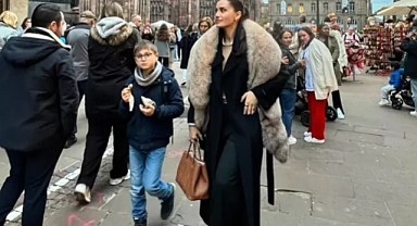 Fahriye Evcen'in Fransa Tatilinde Verdiği Pozlar Tepki Çekti: 