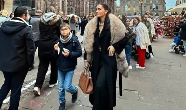 Fahriye Evcen'in Fransa Tatilinde Verdiği Pozlar Tepki Çekti: