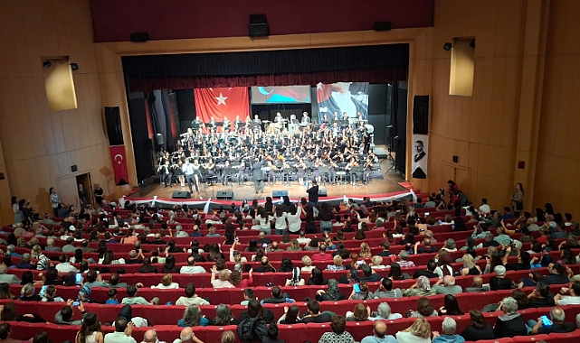 Kemer Belediyesi Gençlik Orkestrası Üyelerinden Müzik Dolu Gece