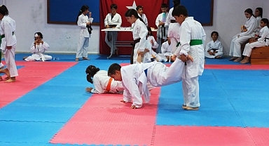 Kemer Belediyesi Karate Takımı'ndan 27 Sporcu Yeni Kuşaklarına Kavuştu