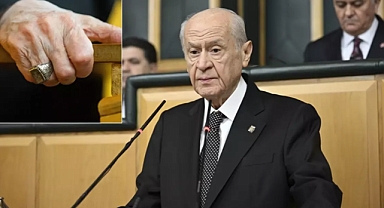 Bahçeli, Fetih Suresi Yazılı Rozet ve Yüzükle Parti Grubuna Katıldı: 