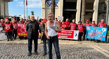 Emeklilerden Hükümete Tepki: SGK Önünde Soyunarak Protesto Ettiler