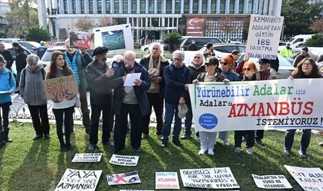 İBB Önünde 'Azmanbüs' Protestosu: Adalılar Can Güvenliklerinin Tehlikeliye Atıldığı Söyledi