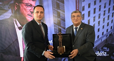 Bornova'nın Kalbinde Anlamlı Açılış: Prof. Dr. Kamil Okyay Sındır'ın Adı Yeni Hizmet Binasında Yaşayacak