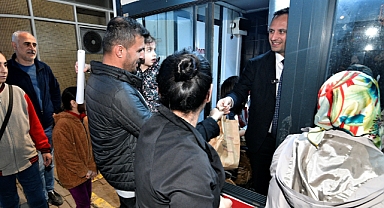 Başkan Ömer Eşki, Ramazan Ayında Bornova'da İftar Kumanyası Dağıttı