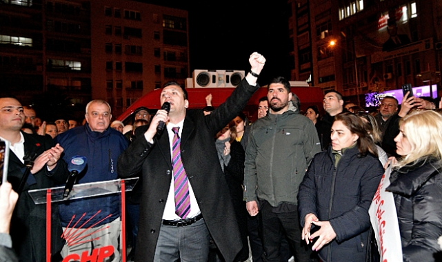 Bornova Belediye Başkanı Ömer Eşki diplomalarını yaktı ve and içti