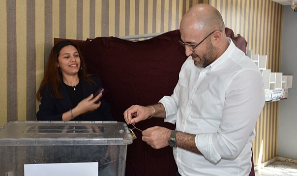 Germencik Belediye Başkanı Burak Zencirci Oyunu Kullandı, Marteniçka Bilekliğini Sandığa Bağladı