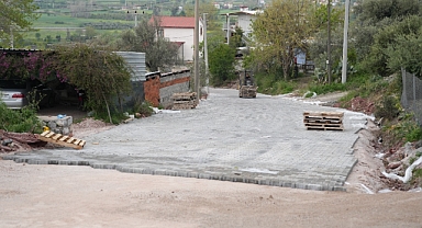 Dalaman Belediye Başkanı Sezer Durmuş, Şerefler Mahallesi'ndeki Parke Taşı Çalışmalarını İnceledi