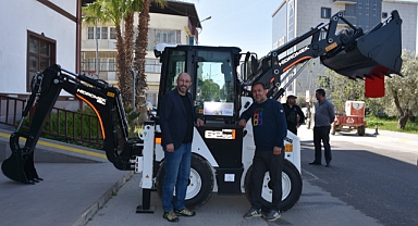 Germencik Belediyesi’ne Bağışlarla Yeni Kepçe Kazandırıldı