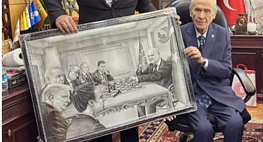 Devlet Bahçeli'ye İlginç Hediye: Satrançta Liderleri Mat Ettiği Tablolu Hediye Gündem Oldu
