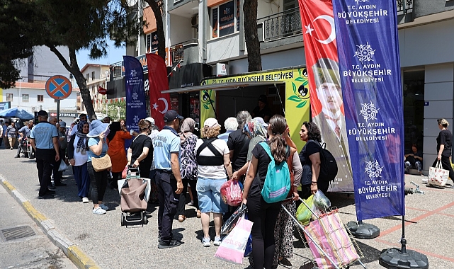 Aydın Büyükşehir Belediyesi’nden Sıcak Yaz Günlerinde Limonata İkramı