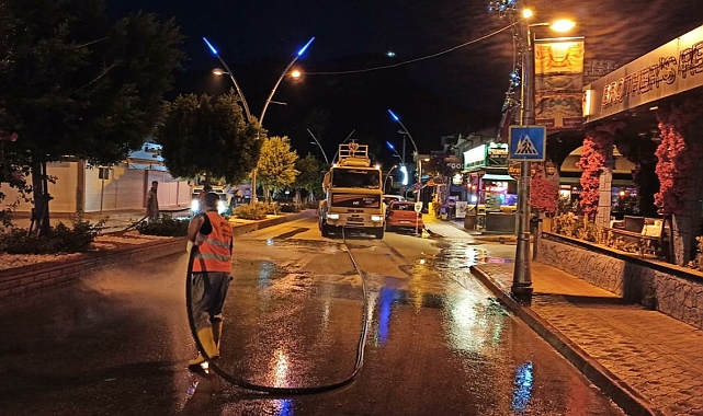 Kemer Belediyesi Gece Boyunca Tozlu Yolları Yıkayarak Temizliyor