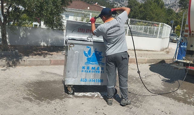 Kemer’de Çöp Konteynerleri Düzenli Olarak Dezenfekte Ediliyor
