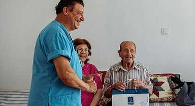 Kuşadası Belediyesi, Babalar Günü’nde Evde Bakım Hizmeti Alan Babaları Ziyaret Etti