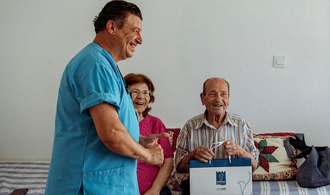 Kuşadası Belediyesi, Babalar Günü’nde Evde Bakım Hizmeti Alan Babaları Ziyaret Etti