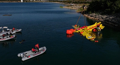 Seyhan Baraj Gölü’ne Düşen Yangın Söndürme Uçağının Enkazı 27 Metre Derinlikten Çıkarıldı