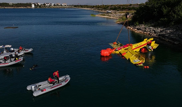 Seyhan Baraj Gölü’ne Düşen Yangın Söndürme Uçağının Enkazı 27 Metre Derinlikten Çıkarıldı