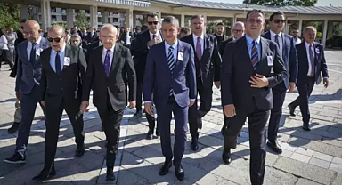 Özgür Özel ve Kemal Kılıçdaroğlu, Cenaze Töreninde İlk Kez Bir Araya Geldi