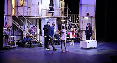 Sezonun En Kahkahalı Komedisi Sahneye çıktı!